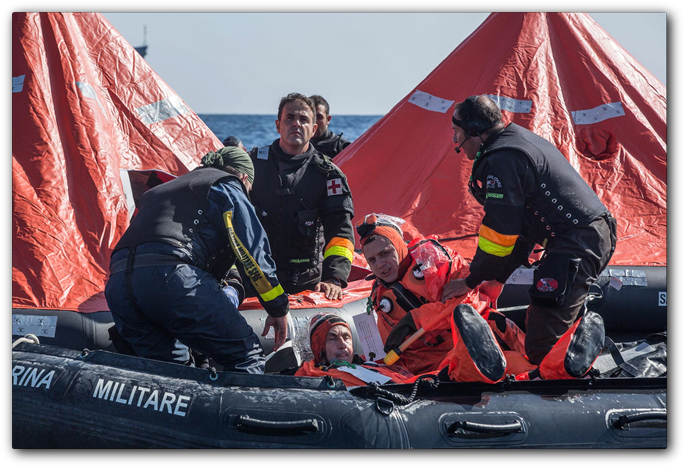 Taranto, esercitazione di soccorso del sommergibile ScirÃ© della Marina Militare con nave Anteo e i palombari. 2014-09-17. Â© Massimo Sestini